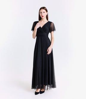 Lungo vestito nero in tulle, design a V audace