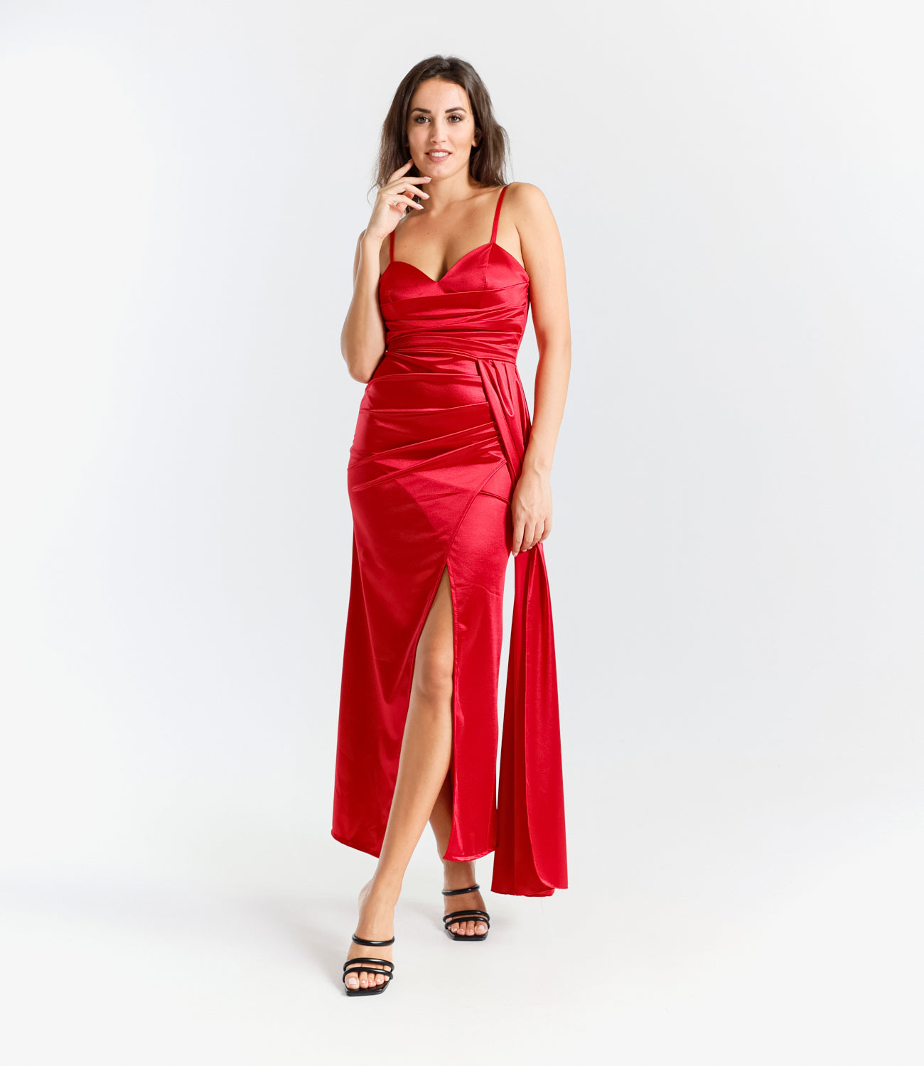 Abito elegante rosso con raso satinato, spalline sottili e slittino accattivante