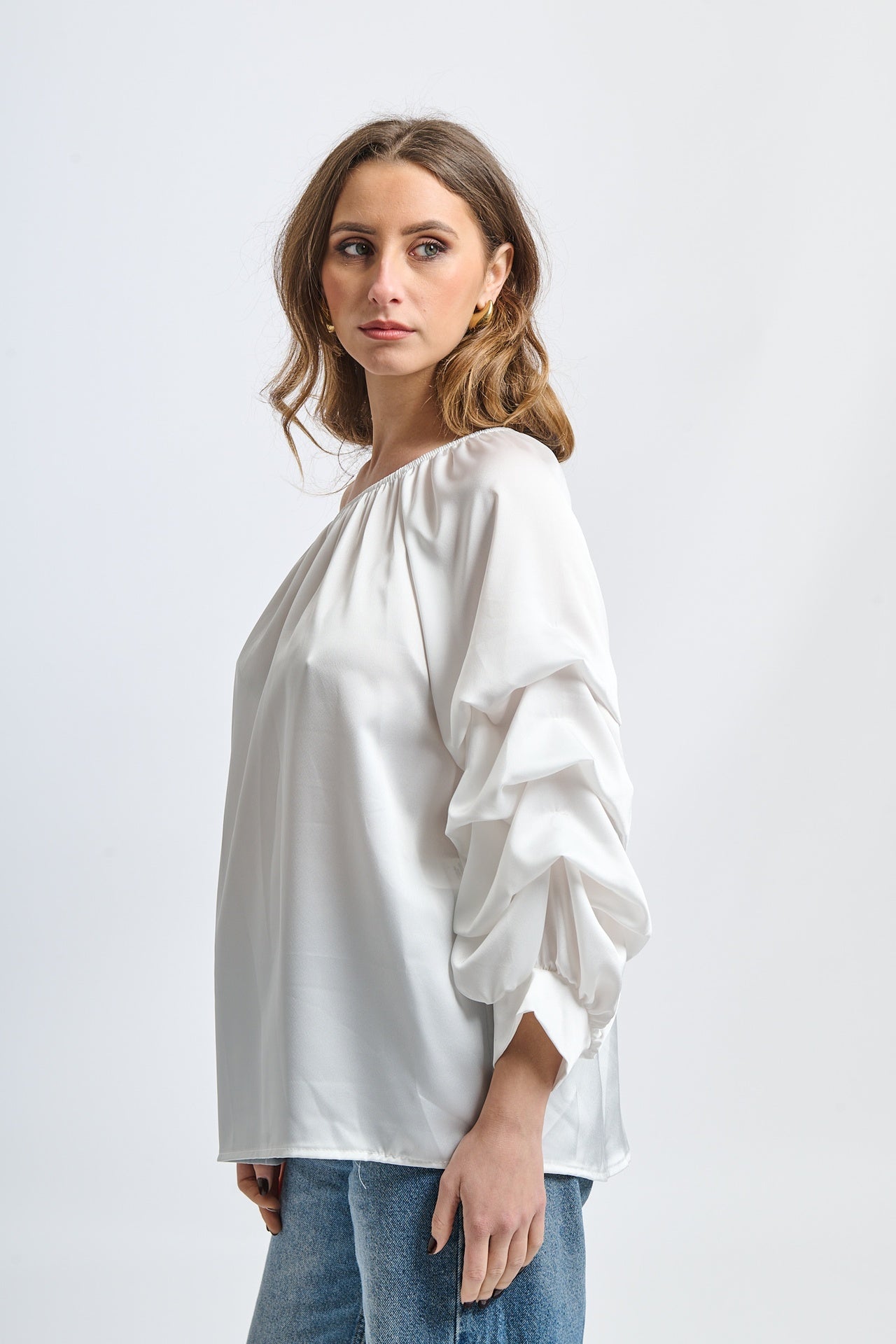 Outfit bianco: blusa oversize, dettagli ruffle, per occasioni formali o tempo libero