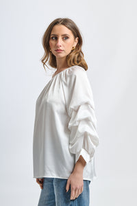 Outfit bianco: blusa oversize, dettagli ruffle, per occasioni formali o tempo libero