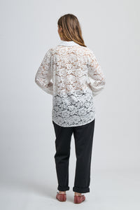 Camicia oversize bianca stampa, stile minimalista con bottoni frontali e maniche lunghe.