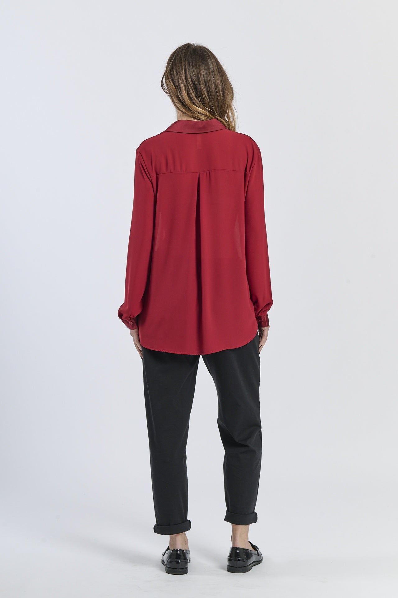 Camicia bordeaux a maniche lunghe, stile elegante e caldo