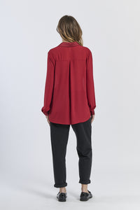 Camicia bordeaux a maniche lunghe, stile elegante e caldo