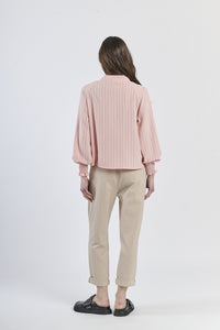 Top rosa concollo asimmetrico e stile accattivante