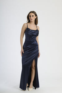 Vestito lungo in raso navy, spalline sottili e scollatura a cuore