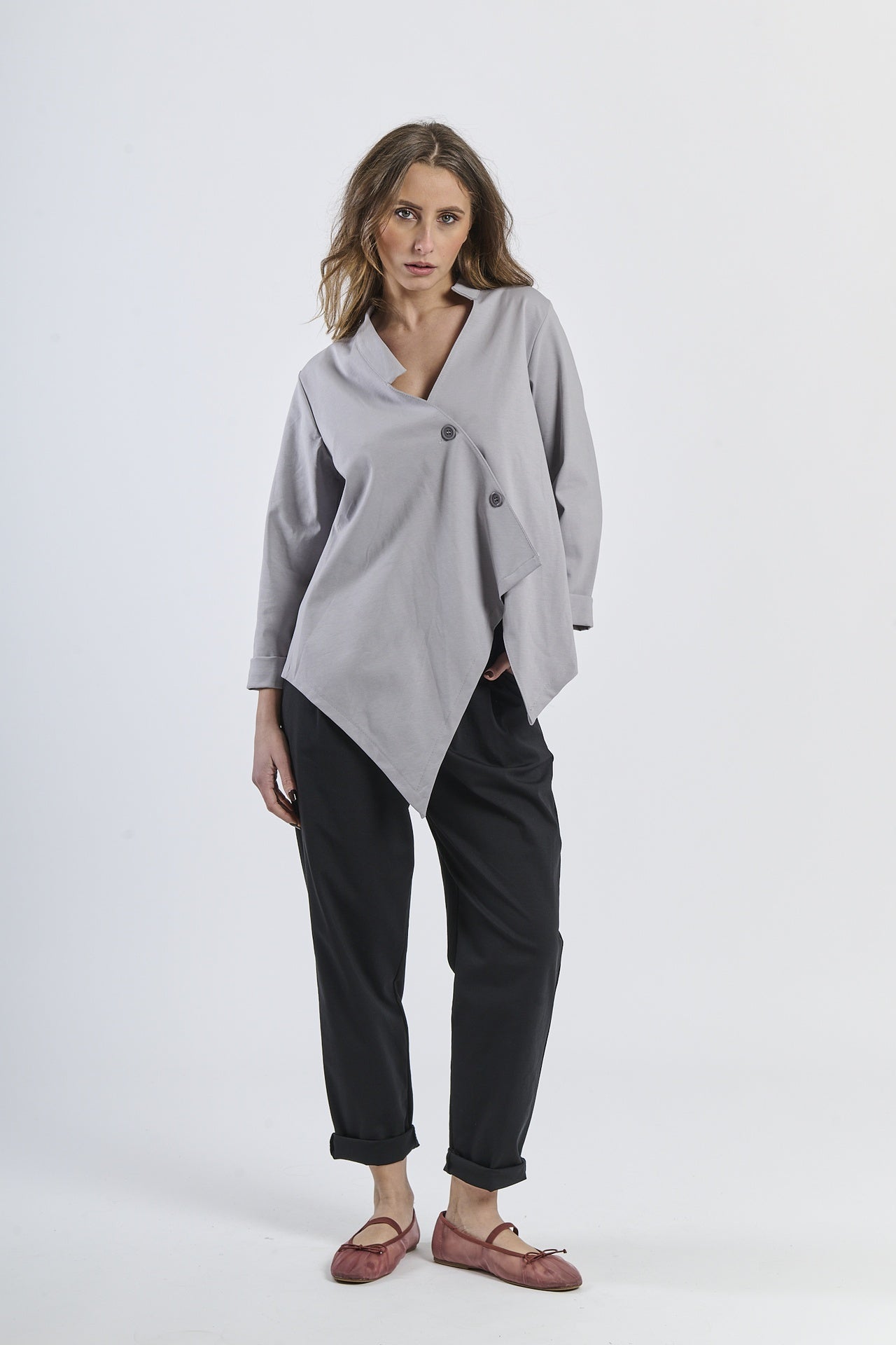 Ensemble: camicia grigio con design asimmetrico, pantaloni beige e scarpe mocassini scure, stile urban-rilassato