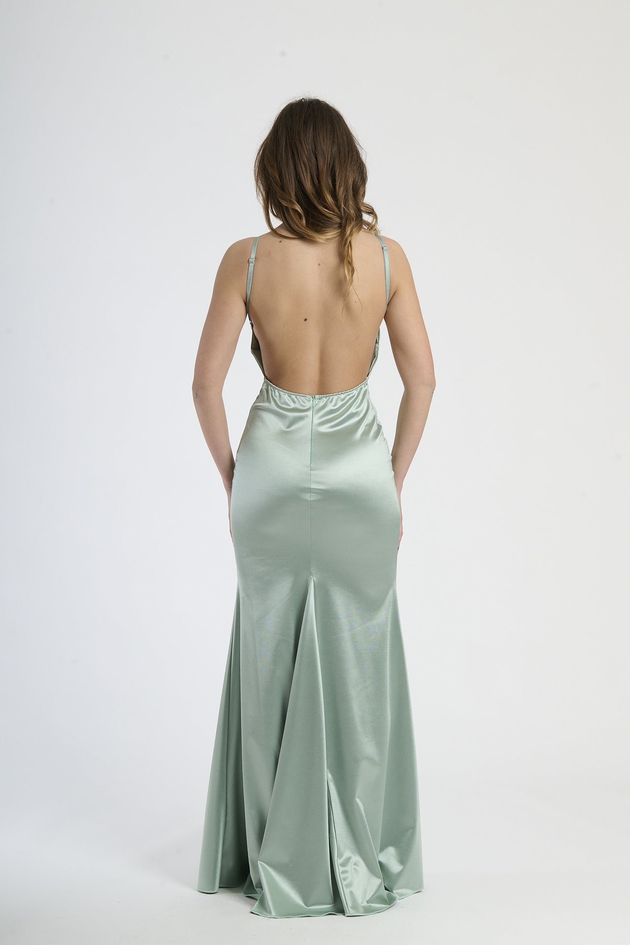 Modella indossa abito salvia a spalline, stile delicato e rinfrescante per occasioni estive.