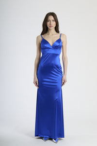 Outfit con abito bluette lungo, perfetto per un’atmosfera di freschezza e chic.