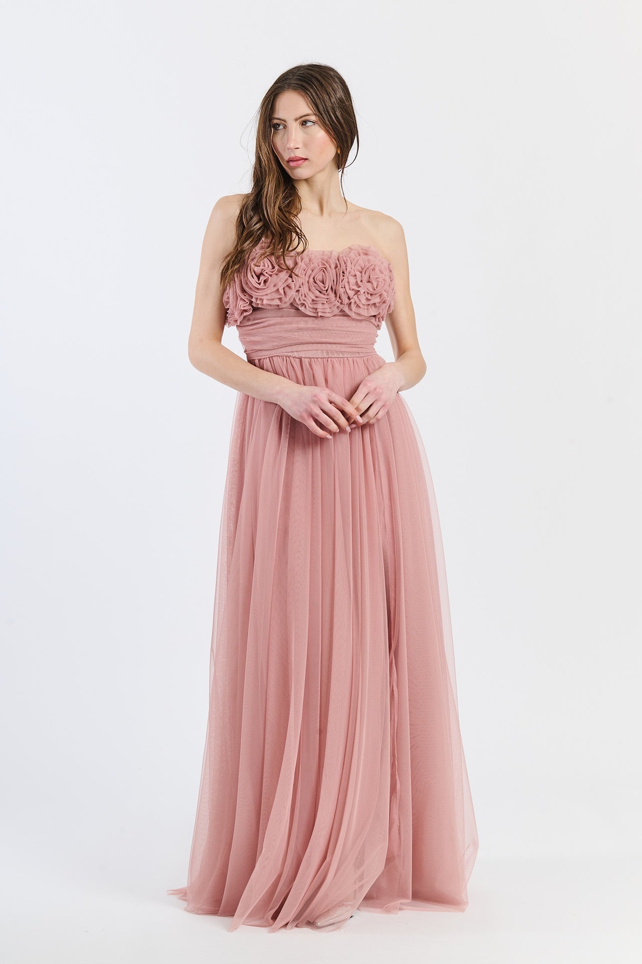 Abito da sera rosa antico in tulle volante, scollo a barca e gonna ampia, affascinante per eventi romantici all’aperto