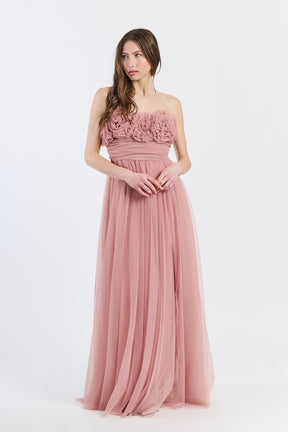 Abito da sera rosa antico in tulle volante, scollo a barca e gonna ampia, affascinante per eventi romantici all’aperto
