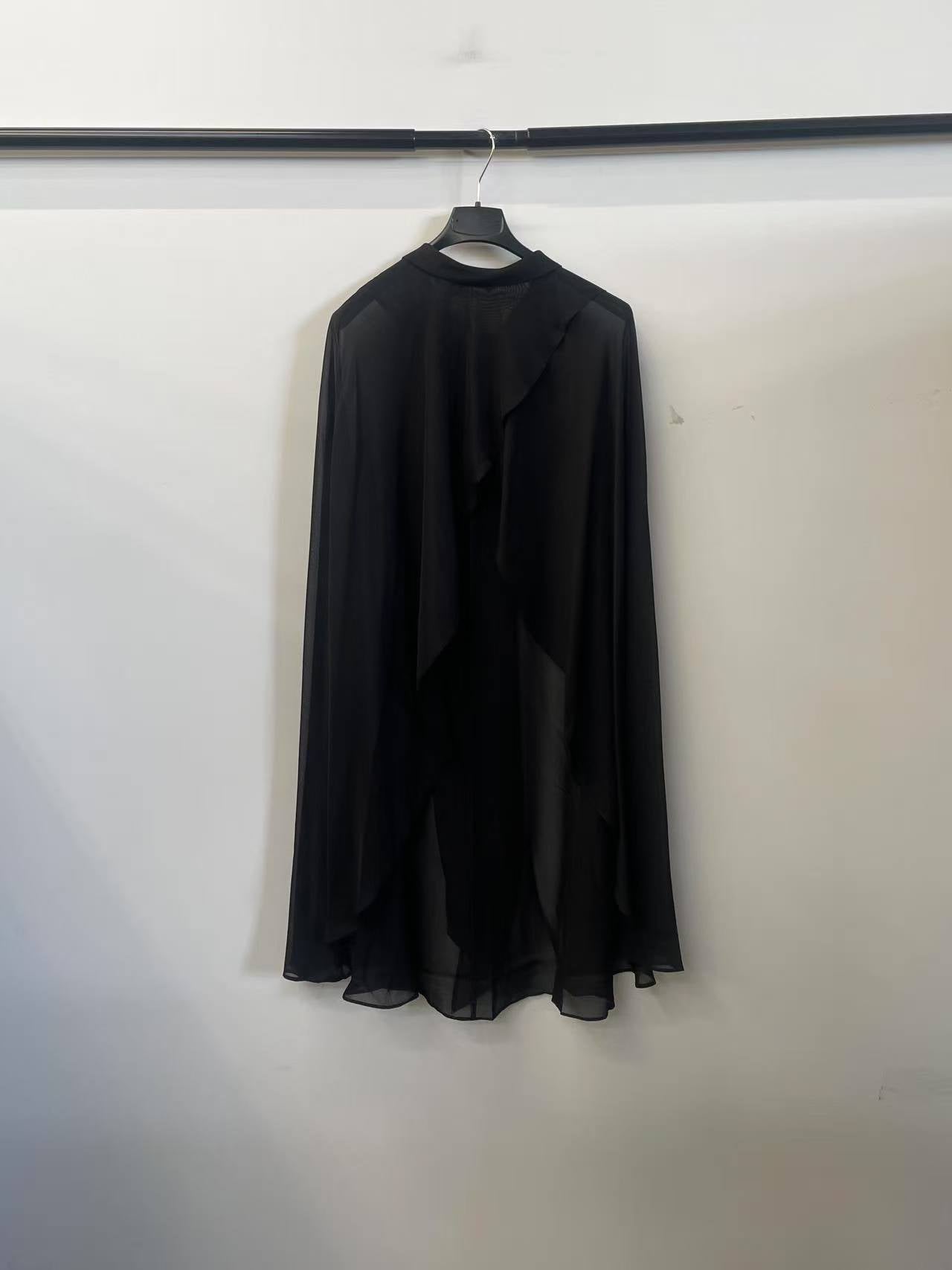 Mantella Ondulata – Eleganza Leggera “Aurelia” (solo lo scialle, non incluso l'abito)