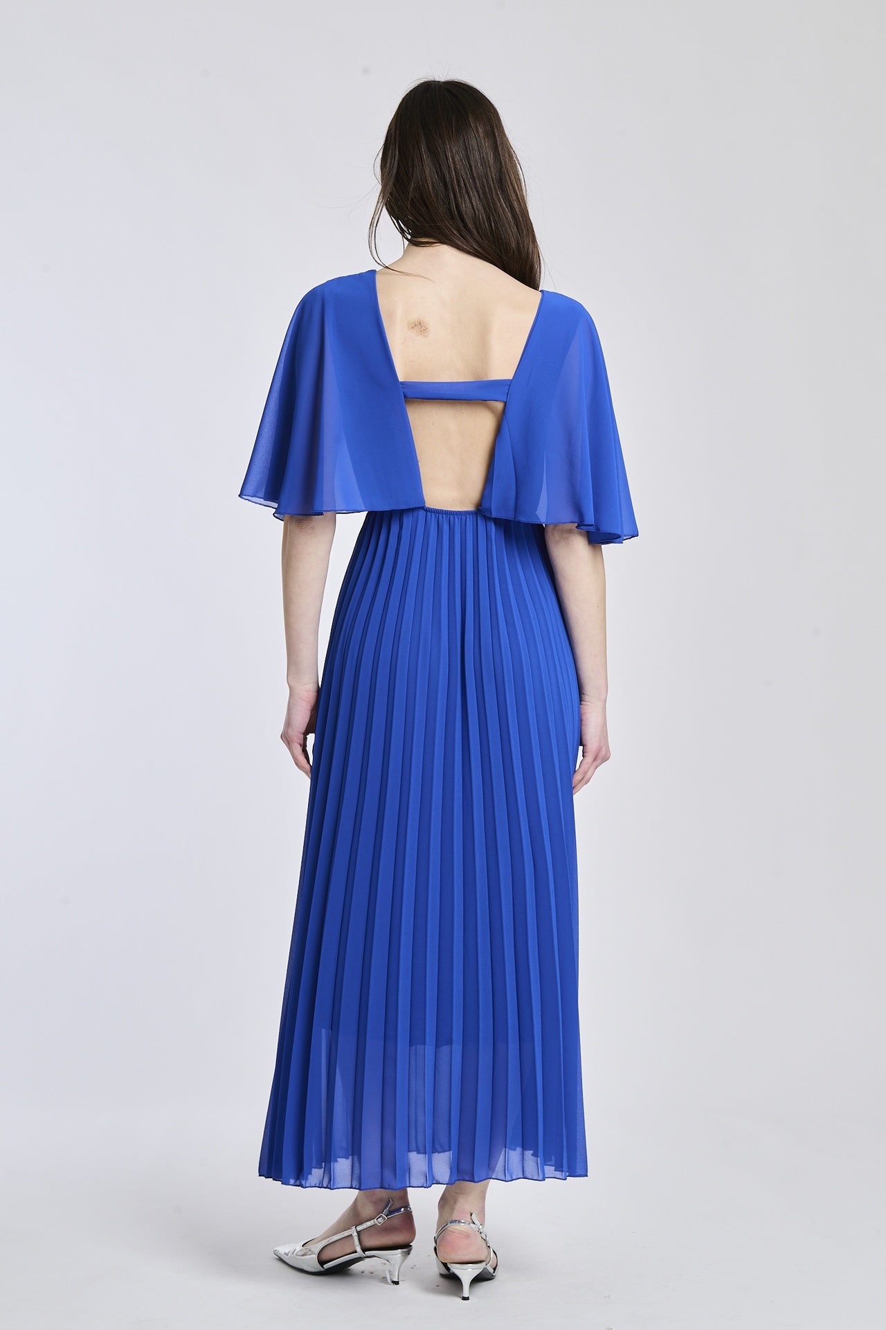 Vestito bluette con falde al fondo, mantenendo lo stile leggero e delicato, ideale per un look estivo.