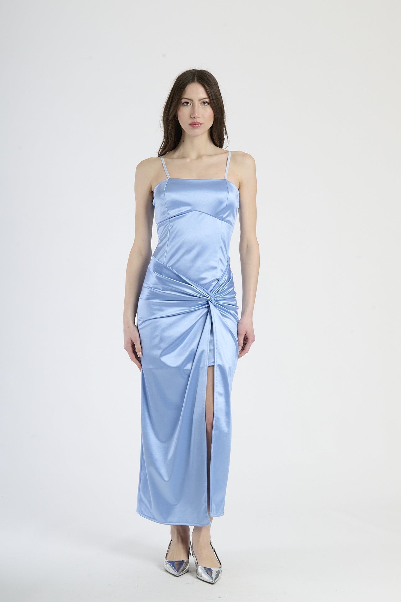Abito da sera azzurro, modello senza spalline con colletto a fascia e spacco
