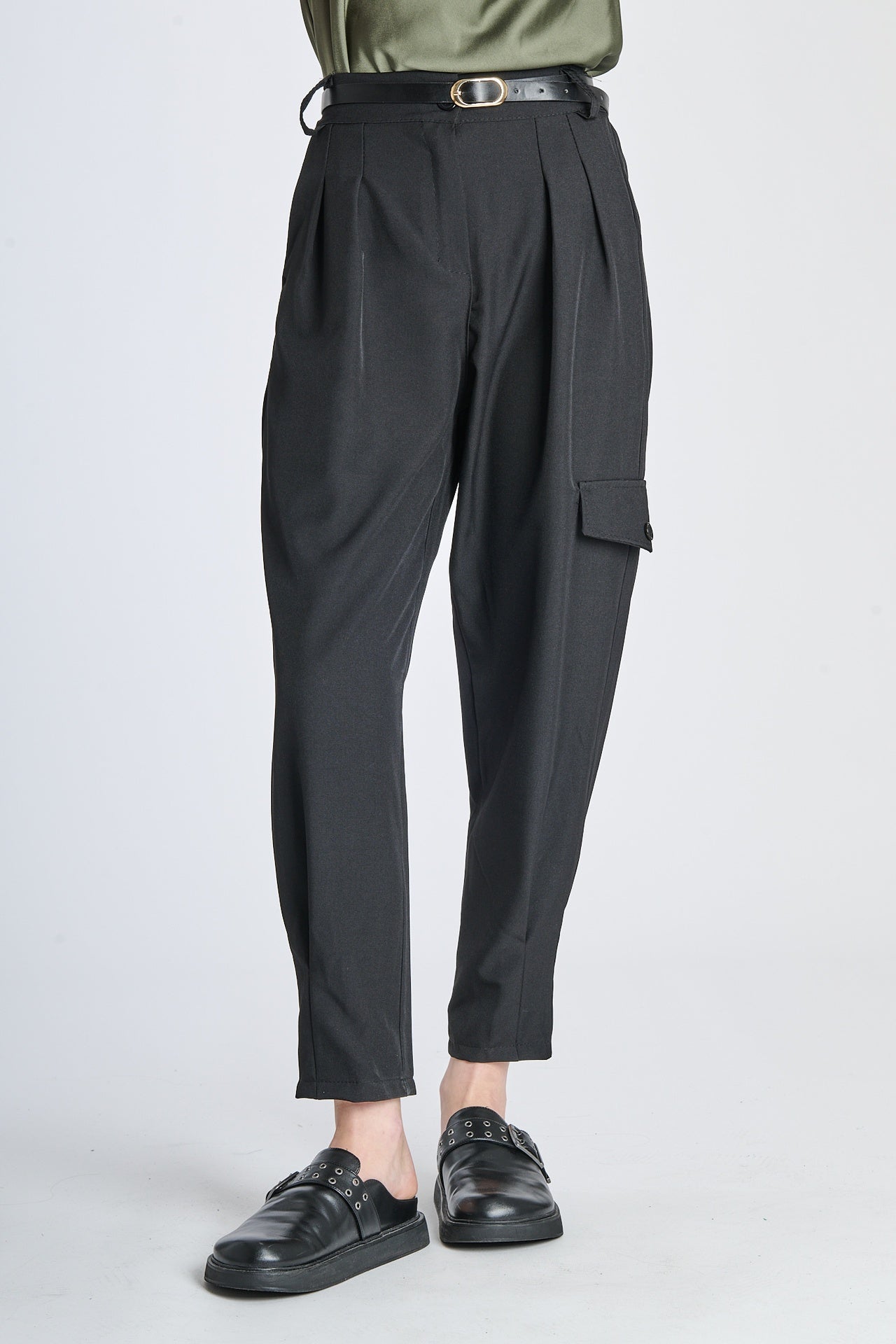 Design pantaloni neri con tasca frontale, outfit moderno e funzionale