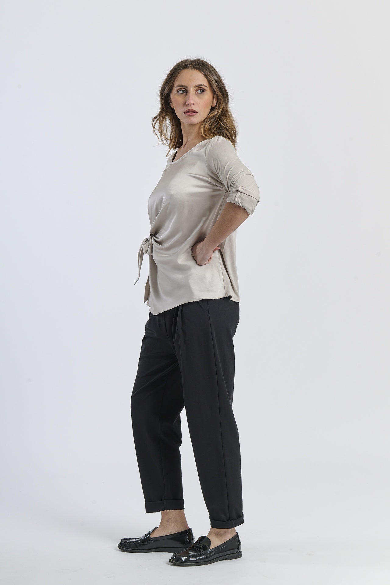 Blusa beige in tessuto leggero, ideale per giornate tranquille