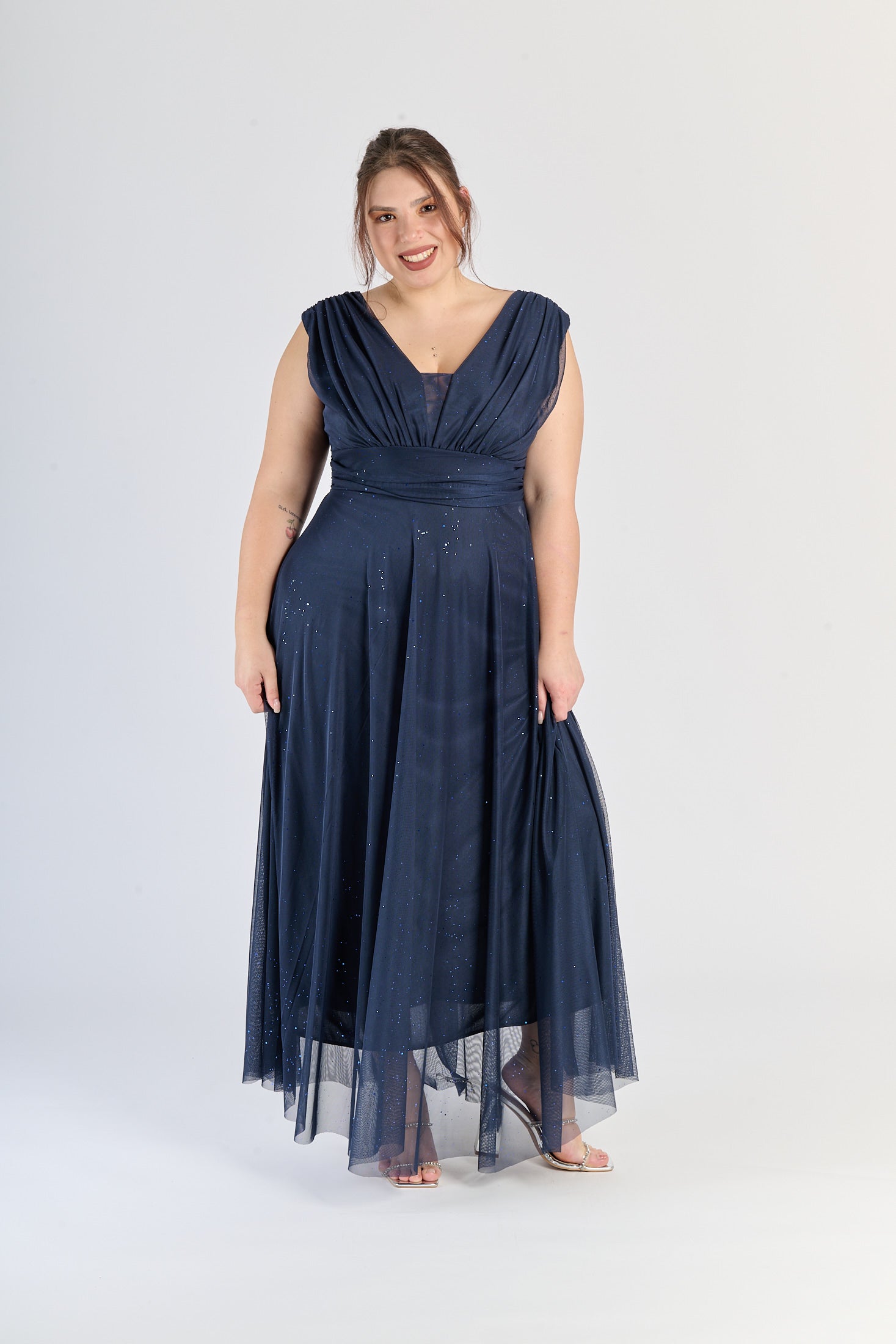 Abito navy elegante, maniche senza spalline e gonna midi, per serate notturne.