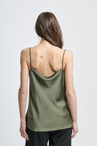 Canotta verde militare minimalista con carattere forte