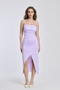 Vestito midi lilla aderente, spalline sottili e sfilo laterale romantico.