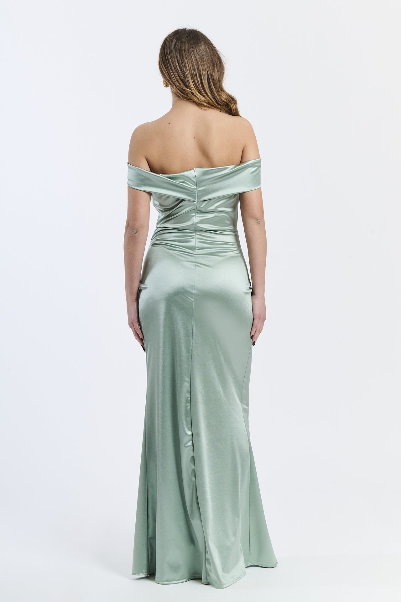 Abito elegante salvia con raso satinato, scollo a barca e slittino sobrio
