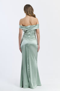 Abito elegante salvia con raso satinato, scollo a barca e slittino sobrio