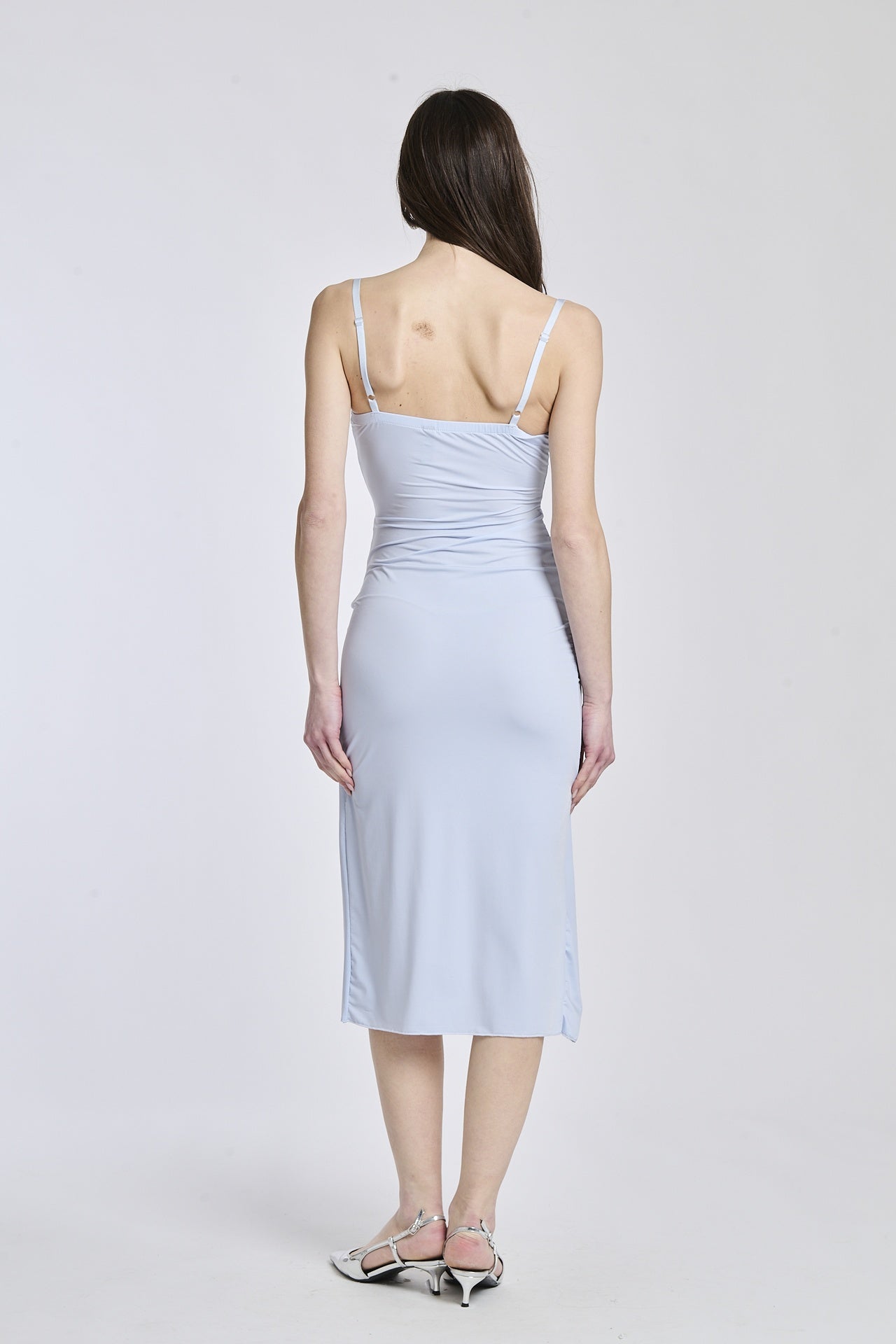 Abito midi a spalline sottili in tessuto azzurro, modello aderente con apertura stilosa.