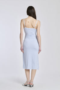 Abito midi a spalline sottili in tessuto azzurro, modello aderente con apertura stilosa.