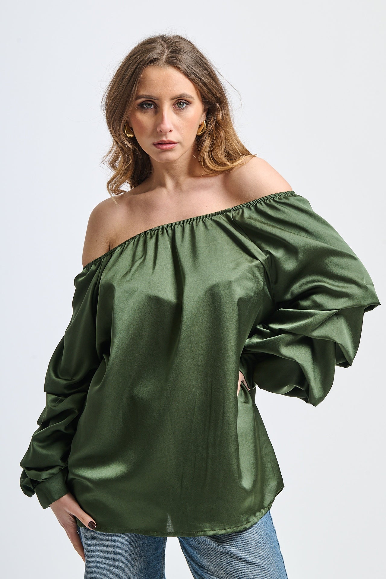 Blusa militare in seta, spalle scoperte, maniche volanti, atmosfera rinfrescante