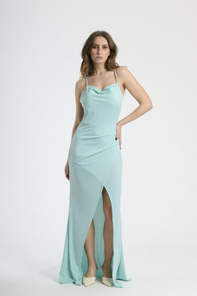 Abito lungo Tiffany con spalline sottili, colletto drappato e spalanca laterale, silhouette fluida.