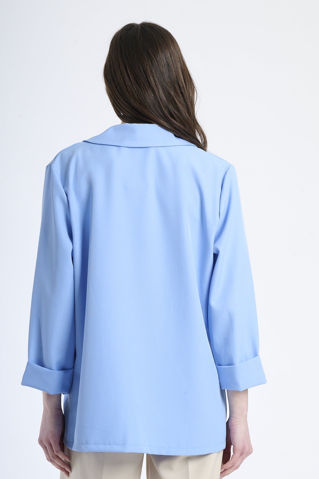 Modella in blazer azzurro oversize, abbigliamento di tendenza.