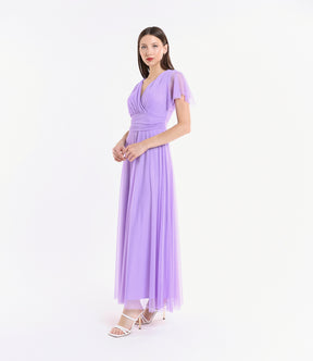 Tulle lilla delicato, scollo profondo, maniche ruffle, atmosfera magica