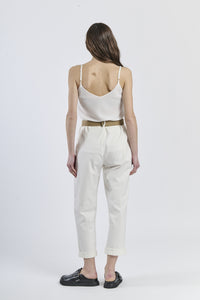 Combinazione top rosa lucido e pantaloni di colore panna chiaro, stile delicato