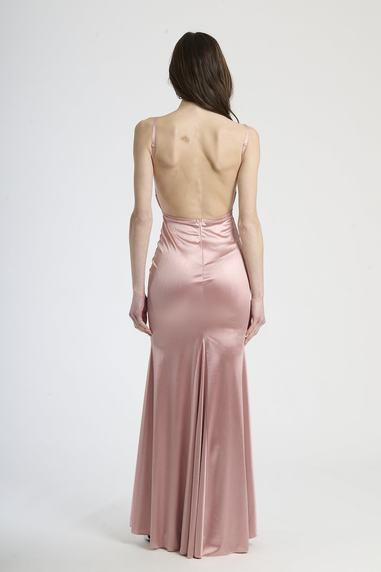 Modella in abito rosa antico a spalline, stile delicato e nostalgico per serate romantiche.