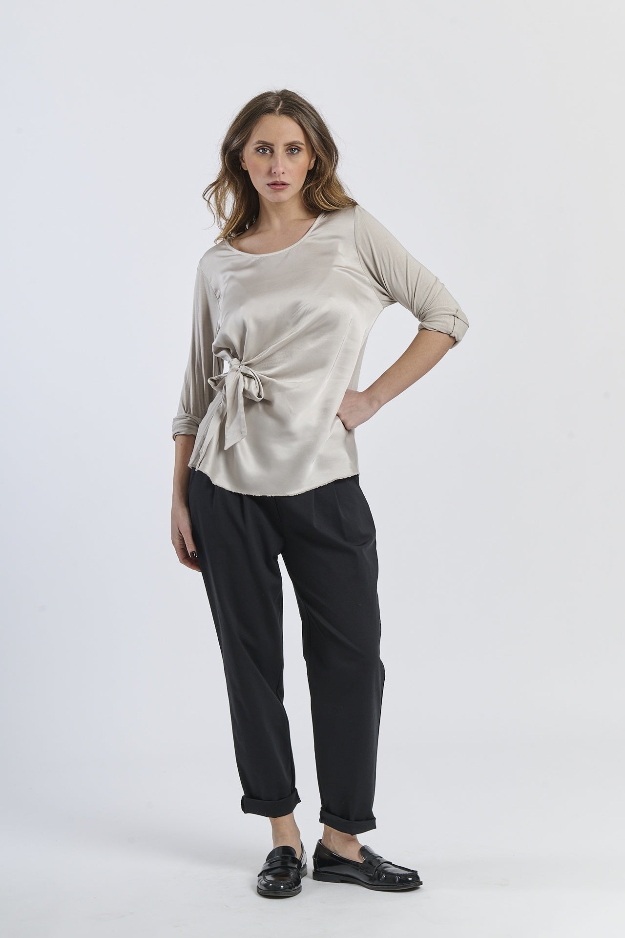 Blusa beige oversize con dettaglio di nodo, eleganza sobria