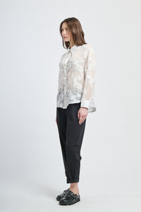 Un abito biancao in un colore neutro che si adatta a qualsiasi occasione.