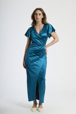 Outfit con abito ottanio lungo, ideale per un look dal sapore lussuoso e innovativo.