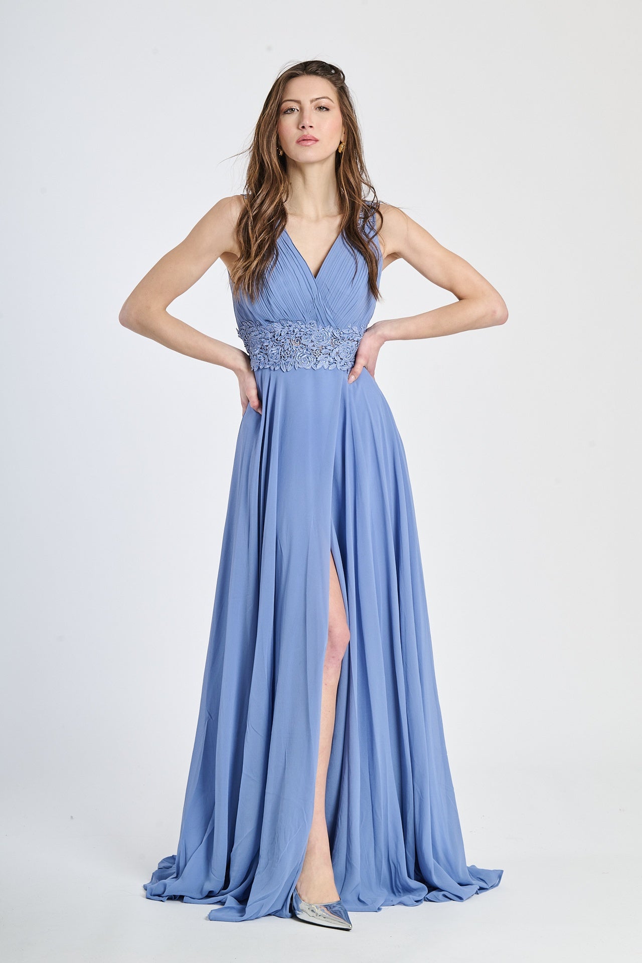 Abito lungo lavanda in tulle fluido, scollo a V profondo e fascia decorativa in vita