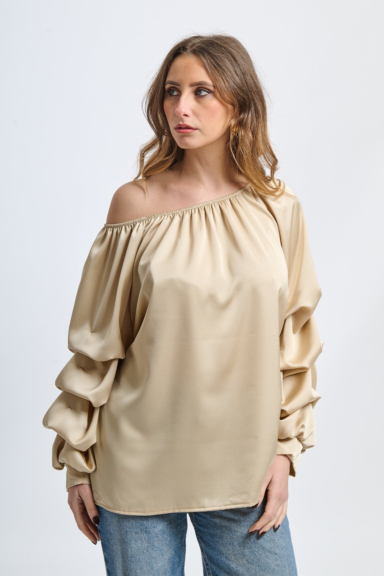 Blusa beige in seta, spalle scoperte, maniche volanti, atmosfera calda