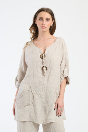 Completo beige naturale, top ampio con tasche e bottoni, comfort rustico per il weekend.