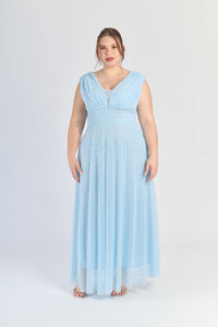 Abito azzuro a V - neck, tessuto leggero, ideale per eventi all’aperto in estate.