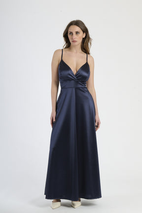 Abito lungo navy in raso, con spalline sottili, scollatura a V profonda e silhouette fluida.