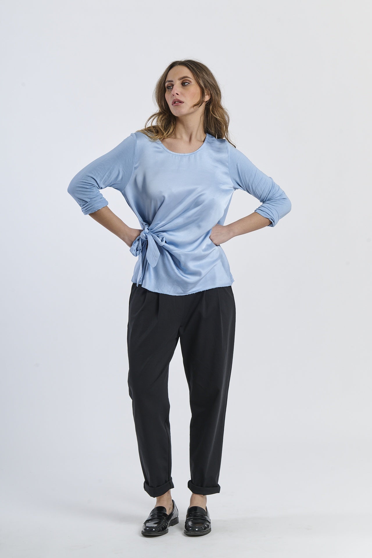 Blusa azzurra in tessuto fluido, ideale per l’estate, comfort garantito
