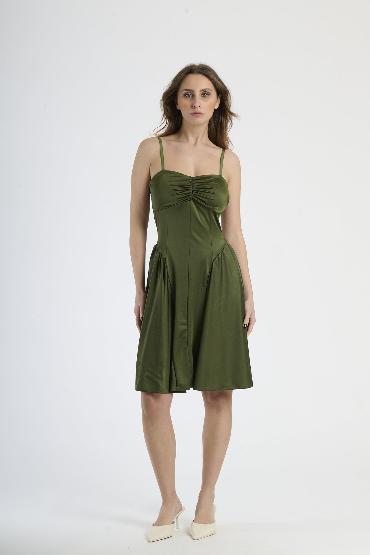 Donna con abito di colore militare a spalline, carattere ed edginess.