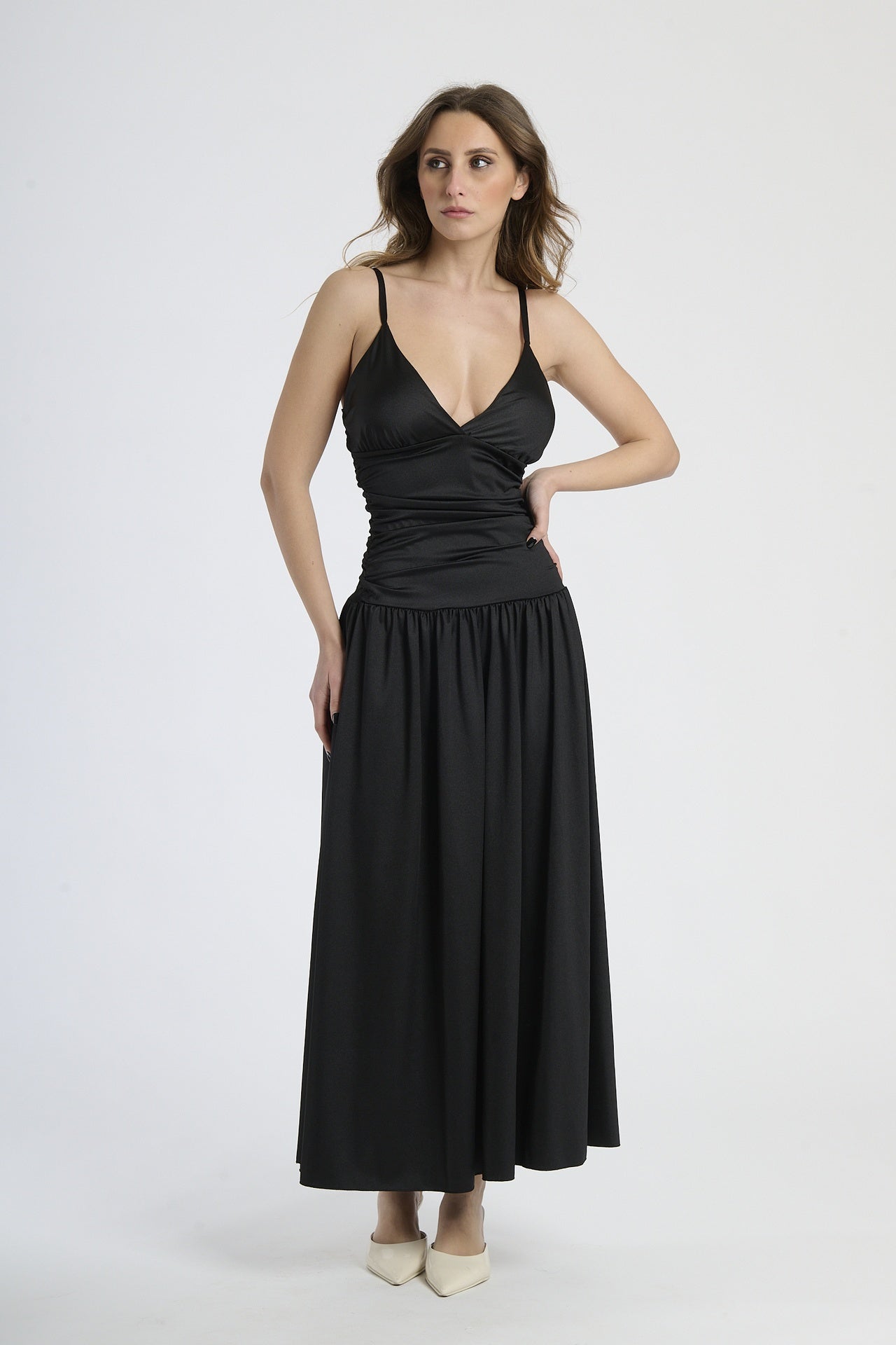 Moda femminile: abito nero iconico, design con scollatura a V e gonna ampia.