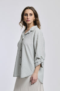 Camicia a righe militari, taglio ampio, colletto a camicia, bottoni e maniche arrotolate, ideale per un look avventuroso.