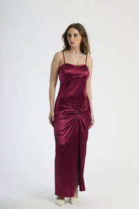 Vestito lungo in raso vino, strapless con nodo e spacco laterale
