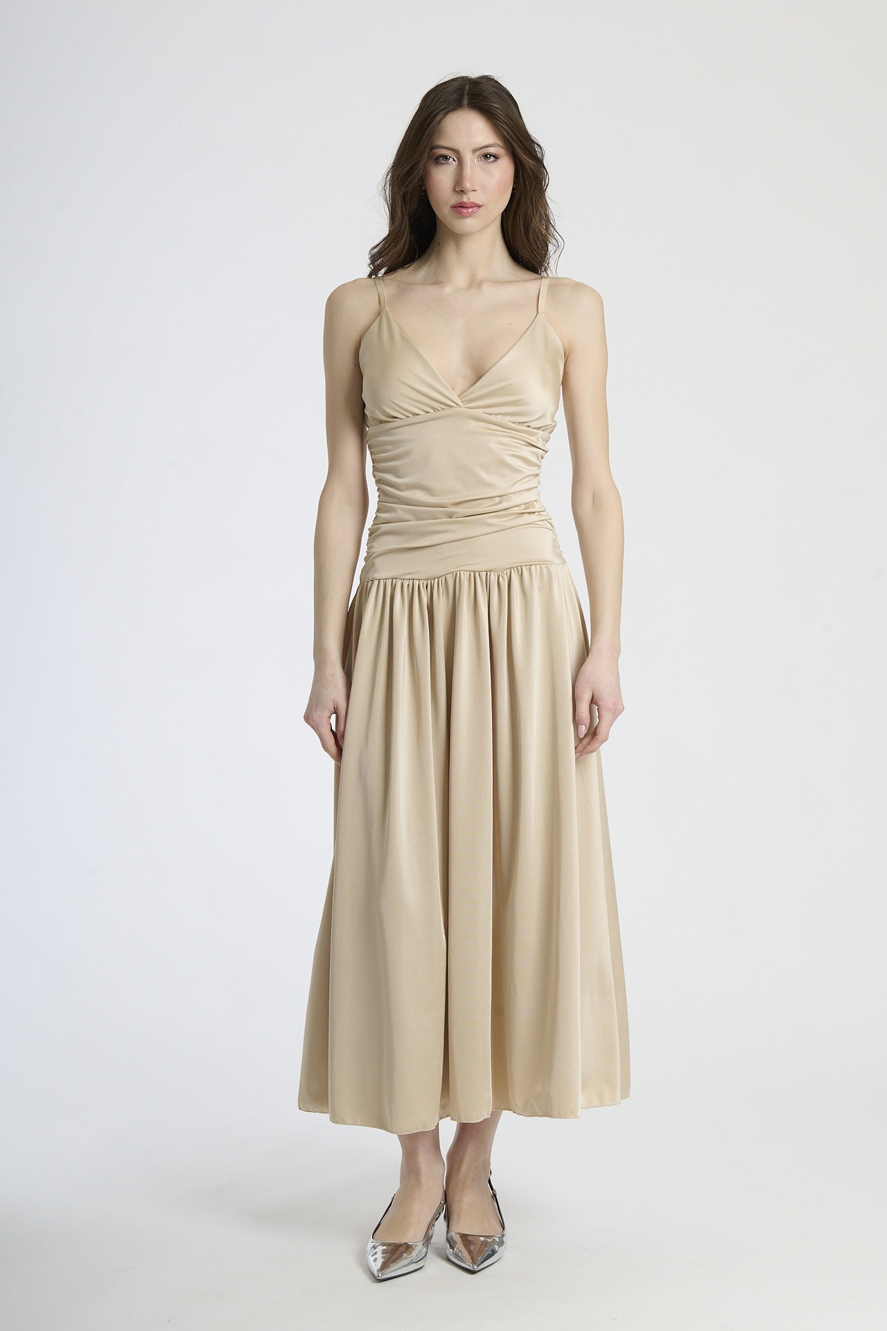 Moda donna: abito beige elegante, design con scollatura a V e gonna ampia.