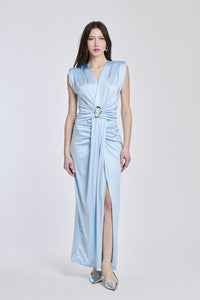 Abito Azzuro a scollatura V, senza maniche, con fascia in vita e apertura laterale raffinata.
