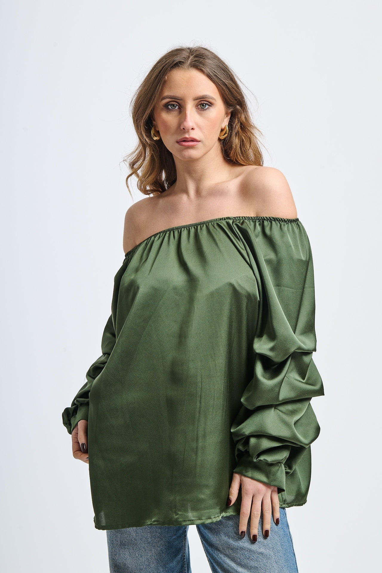 Blusa militare a spalla nuda, maniche ruffle, taglio oversize, stile rustico