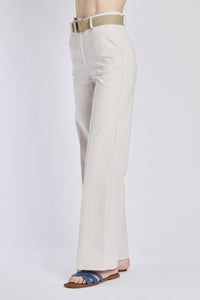 Pantaloni bianchi, cintura beige e sandali piatti blu