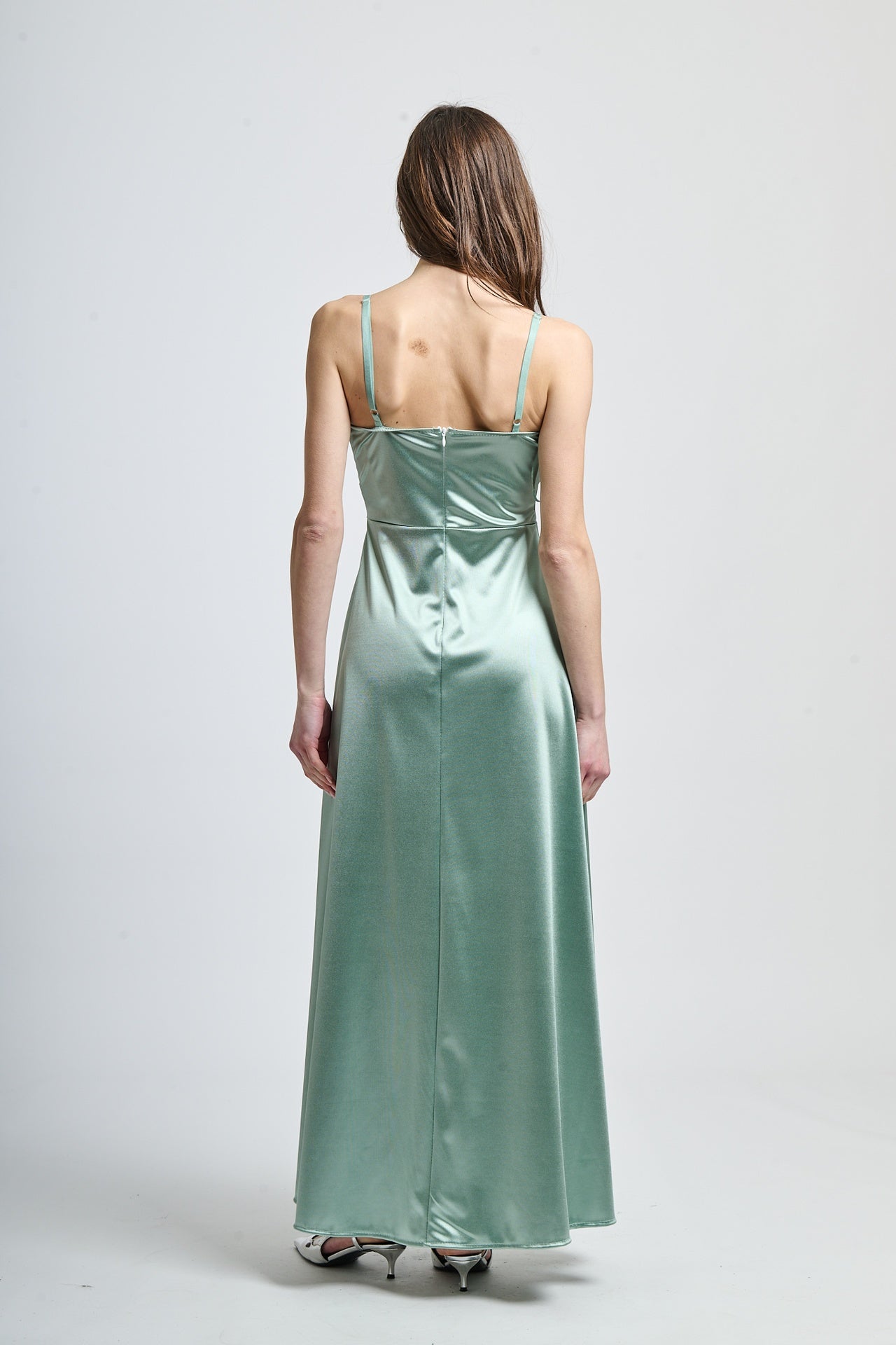 Vestito elegante salvia, taglio fluido con scollatura a V e cintura incorniciata